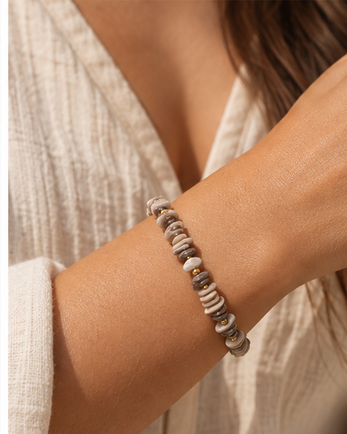Pulseira NURIA em concha natural no pulso de uma modelo