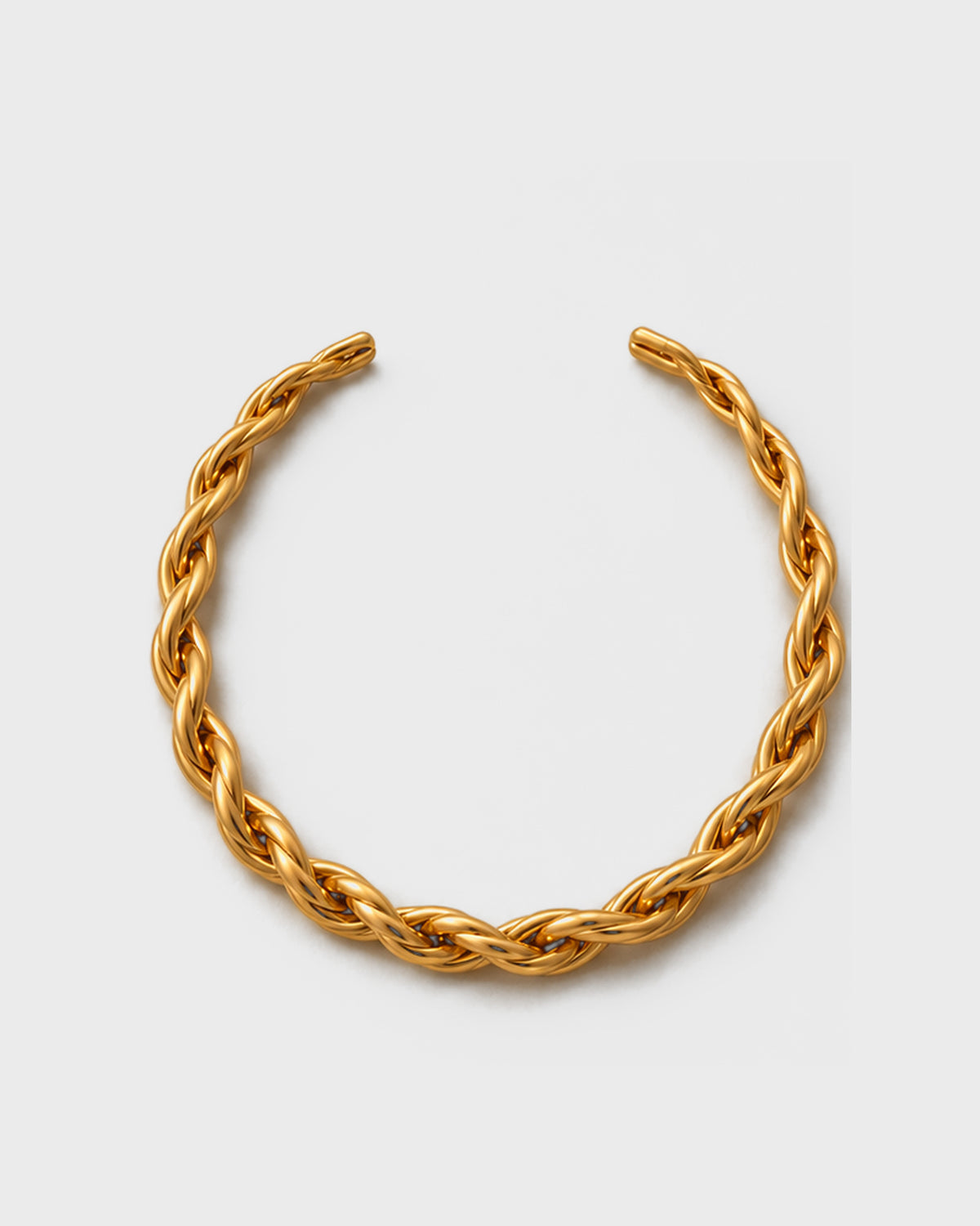 Gargantilha AZORA em aço inoxidável dourado, rígida e aberta atrás, sobre fundo cinzento-claro