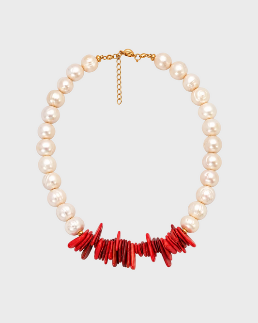Colar CORALIA completo com pérolas de água doce e coral vermelho, apresentação oval sobre fundo cinzento-claro