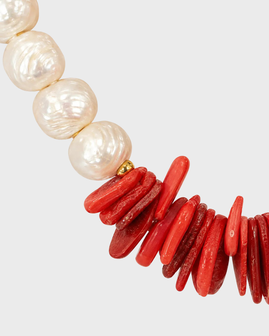 Detalhe das pérolas naturais e do coral vermelho do colar CORALIA