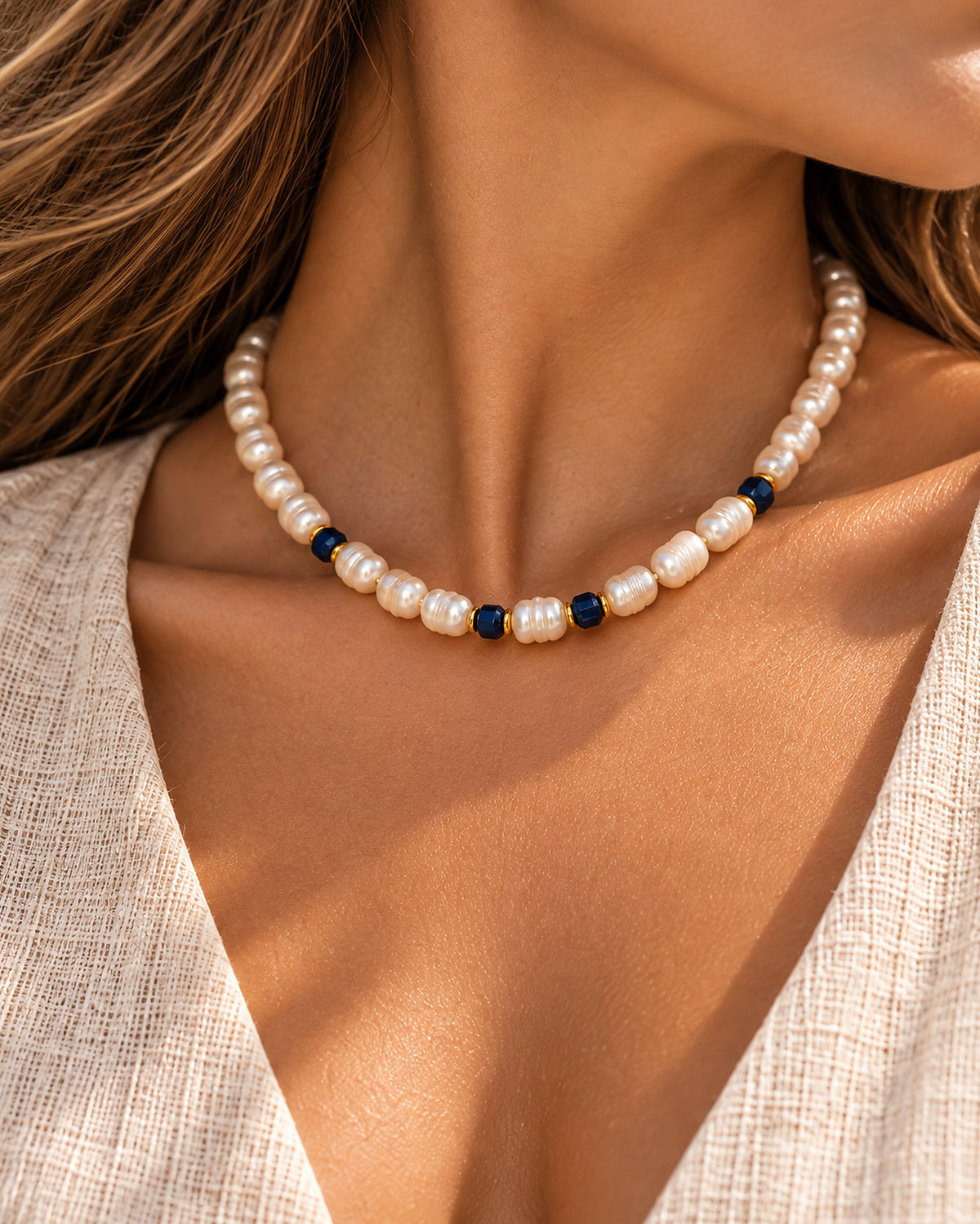 Colar AZZURRA de pérolas de água doce e contas azul-escuro usado por modelo, com escala realista