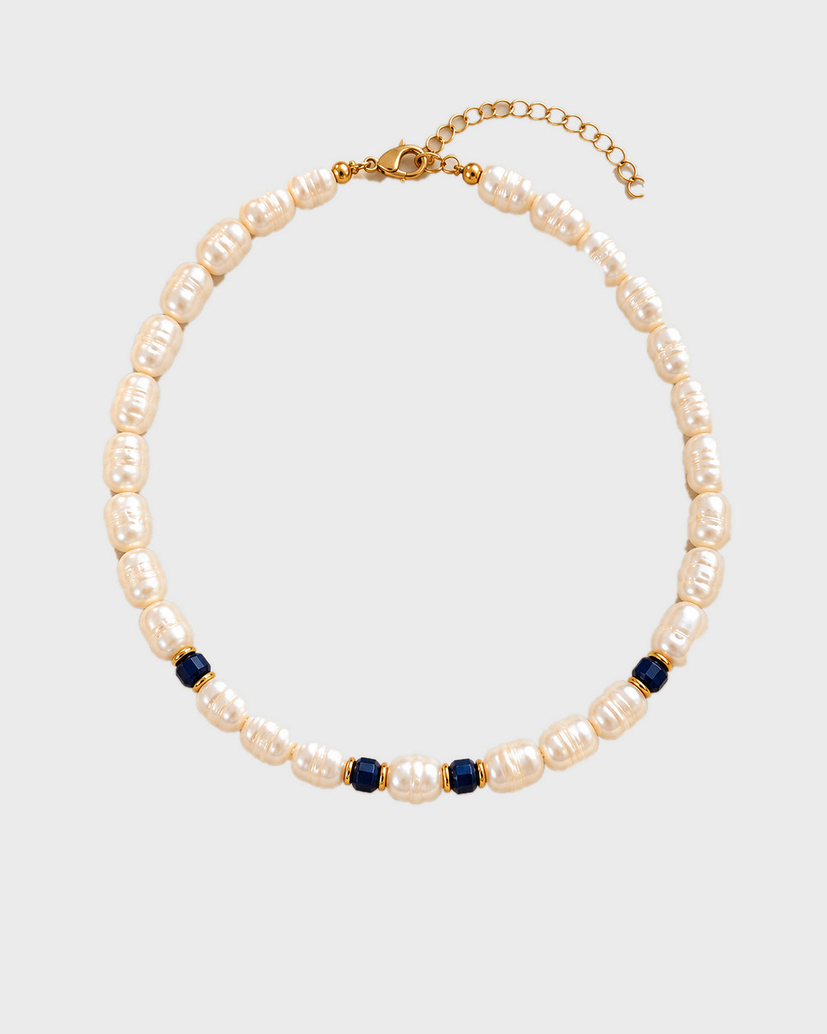 Colar AZZURRA completo com pérolas naturais de água doce, quatro contas azul-escuro e detalhes dourados, em fundo cinzento-claro
