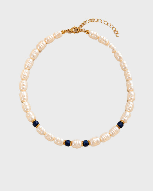 Colar AZZURRA completo com pérolas naturais de água doce, quatro contas azul-escuro e detalhes dourados, em fundo cinzento-claro
