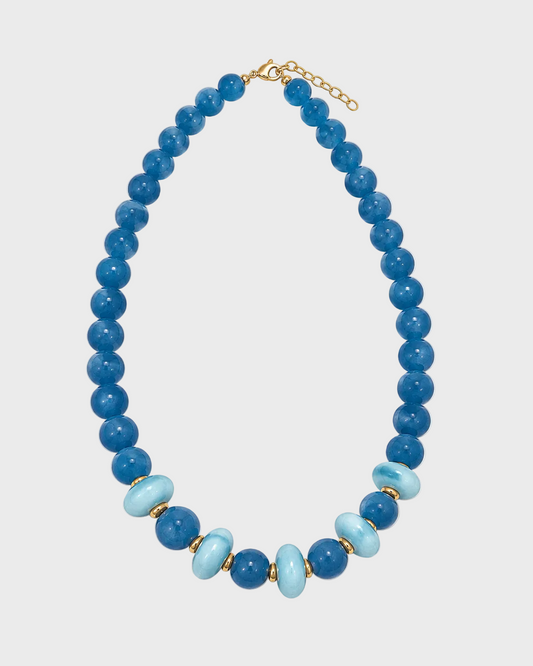 Colar IRIA em jade natural azul, cinco contas azul-claras e detalhes dourados, vista completa