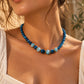 IRIA colar em jade natural azul usado em close-up