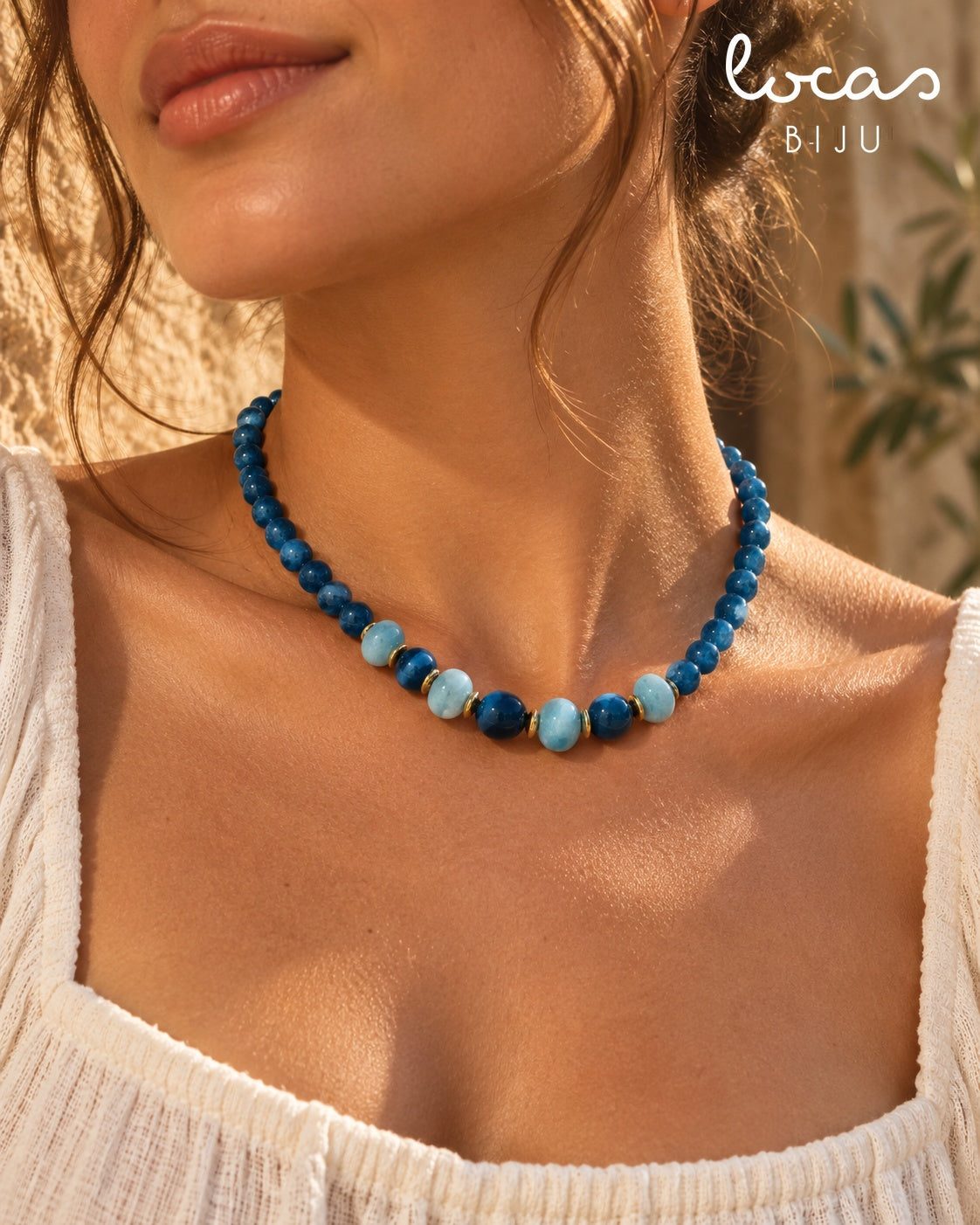 IRIA colar em jade natural azul usado em close-up