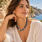 IRIA colar em jade natural azul em look mediterrânico