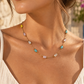 Colar LAGUNA Locas Biju - close-up com modelo corrigido