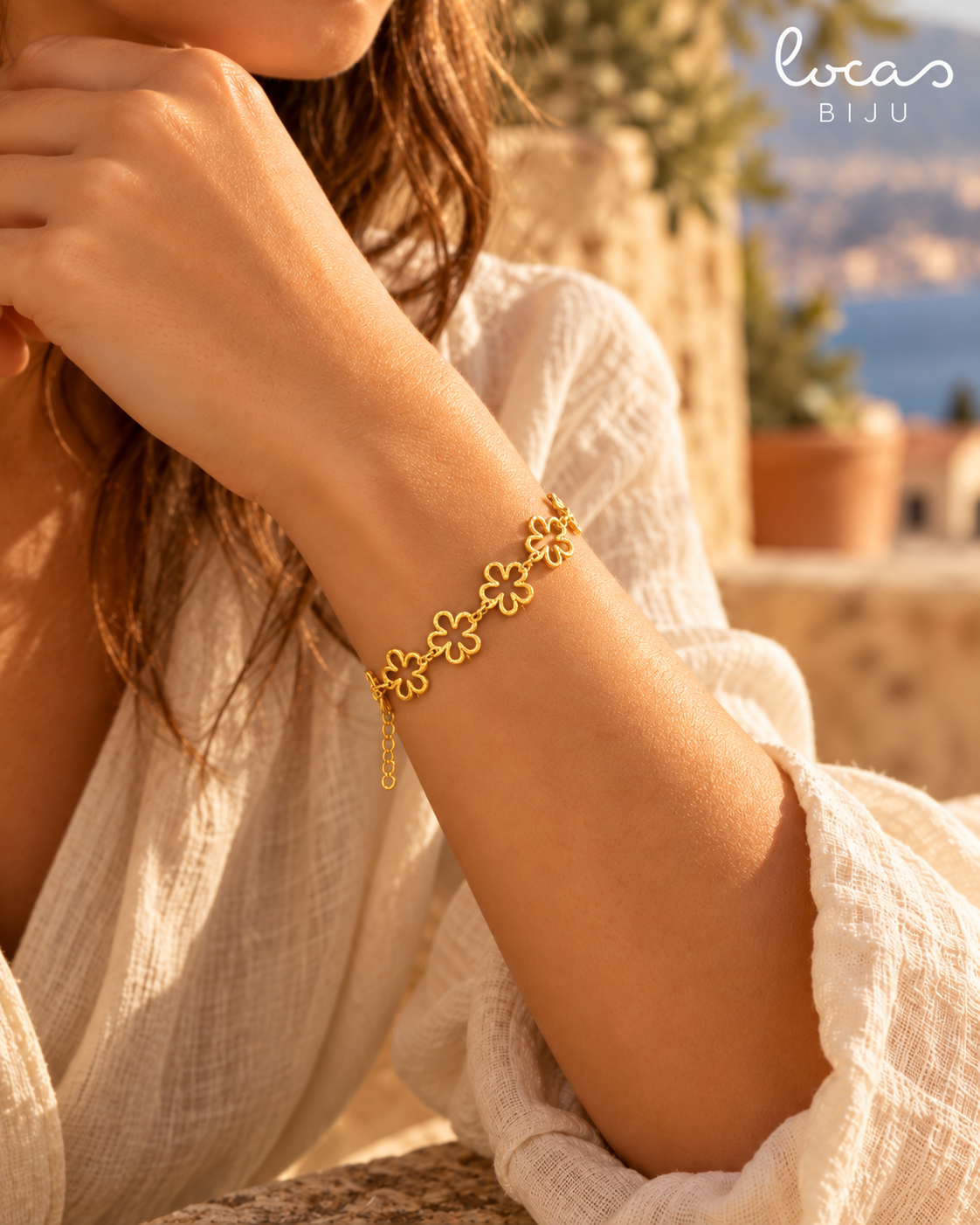 Pulseira LIRIA dourada com flores em contexto lifestyle mediterrânico