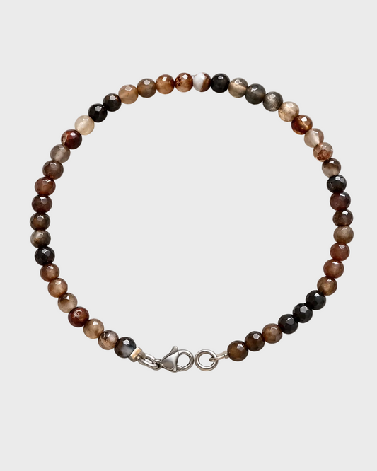 Pulseira masculina ATLAS Locas Biju em pedras naturais facetadas, vista completa com fecho mosquetão prateado, em fundo cinza-claro