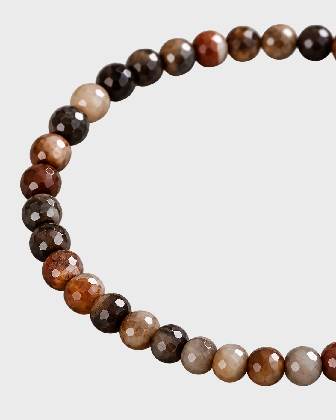 Close-up das contas pequenas facetadas em pedras naturais castanhas, bege, creme e cinza da pulseira masculina ATLAS