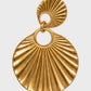 Pormenor do brinco ORIELA com acabamento dourado canelado e argola de ligação