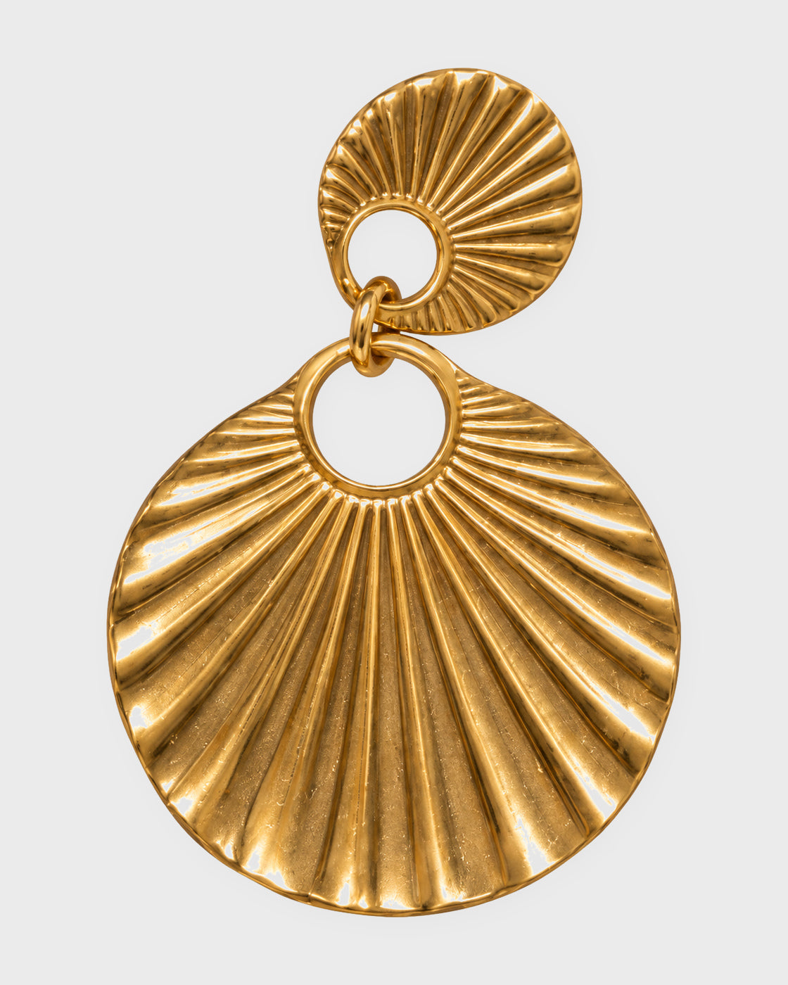 Pormenor do brinco ORIELA com acabamento dourado canelado e argola de ligação