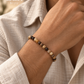 Pulseira masculina Locas Biju em pedras naturais no pulso