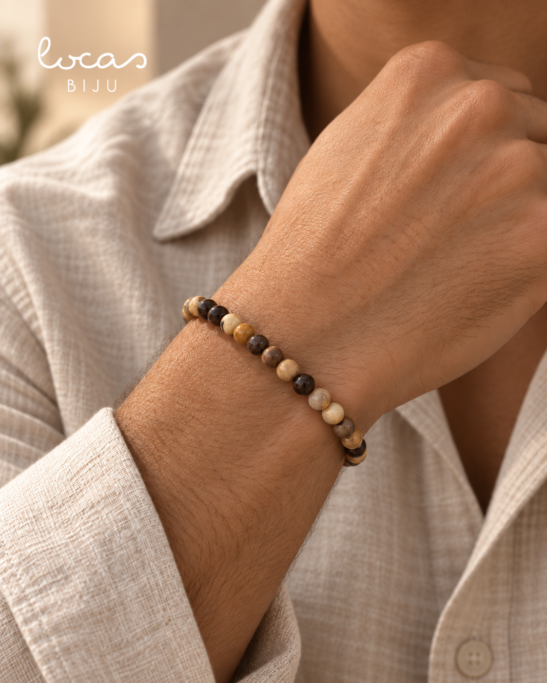 Pulseira masculina Locas Biju em pedras naturais no pulso