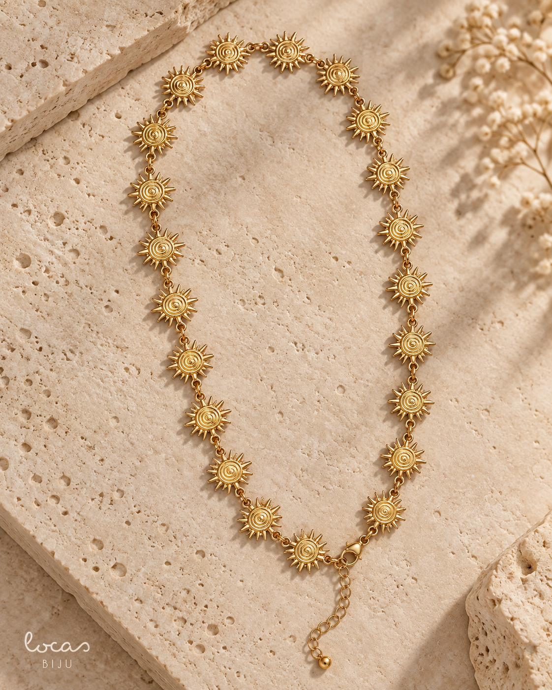 Colar dourado Locas Biju com elementos em forma de sol, fotografia de produto