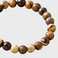 Detalhe das contas facetadas de pedras naturais da pulseira masculina TERRA em tons de castanho bege e creme