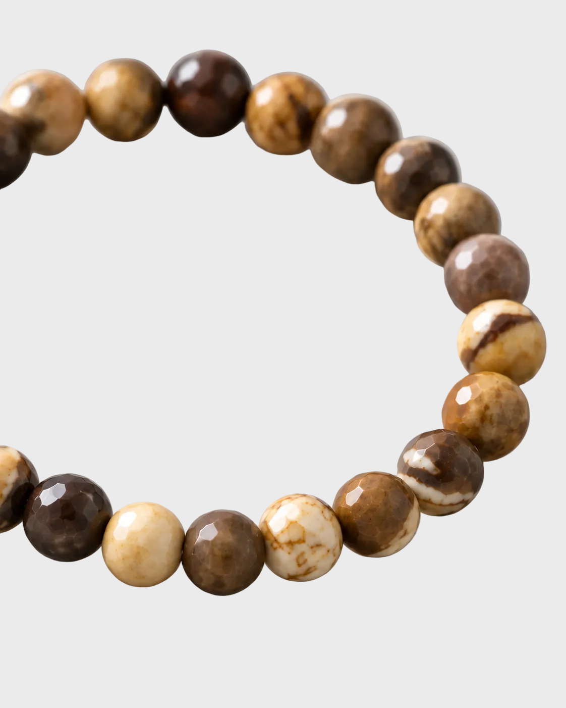 Detalhe das contas facetadas de pedras naturais da pulseira masculina TERRA em tons de castanho bege e creme