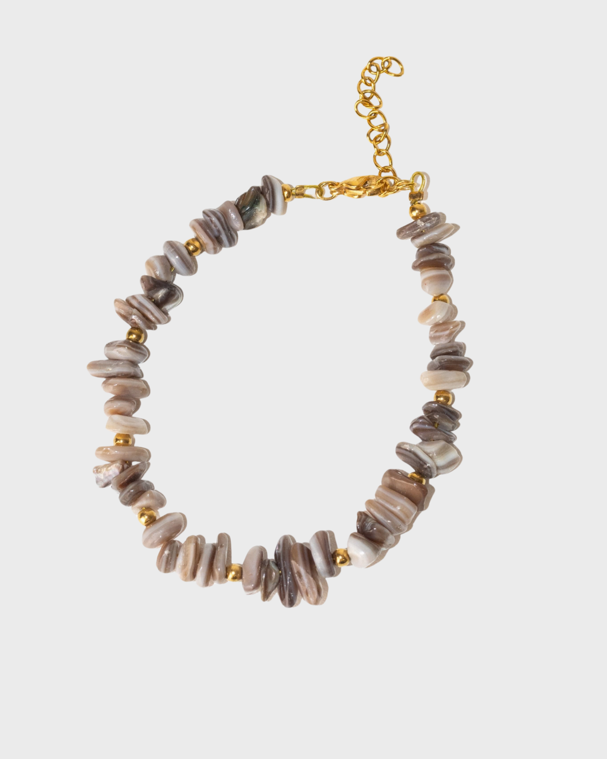 Pulseira NURIA em concha natural em tons bege e castanho, com detalhes dourados