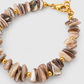Pormenor da pulseira NURIA com peças de concha natural e fecho dourado em aço inoxidável