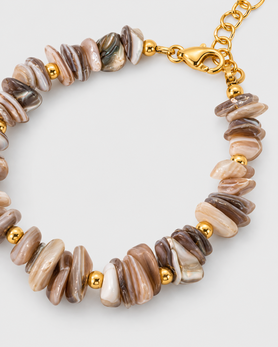Pormenor da pulseira NURIA com peças de concha natural e fecho dourado em aço inoxidável