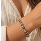 Pulseira NURIA em concha natural no pulso de uma modelo