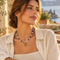 ORLA colar de ágata natural e pérolas naturais em look mediterrânico de outono