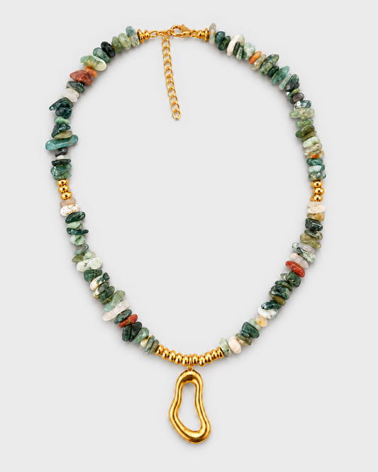 Colar SELVA em jaspe natural verde, creme e tons terrosos com pendente orgânico dourado, vista completa
