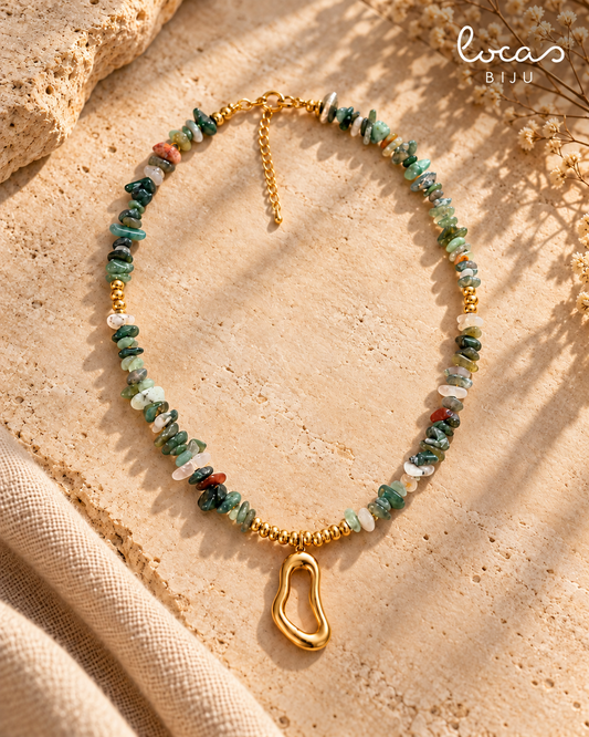 Colar SELVA em jaspe natural verde com pendente dourado