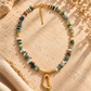 Colar SELVA em jaspe natural verde com pendente dourado