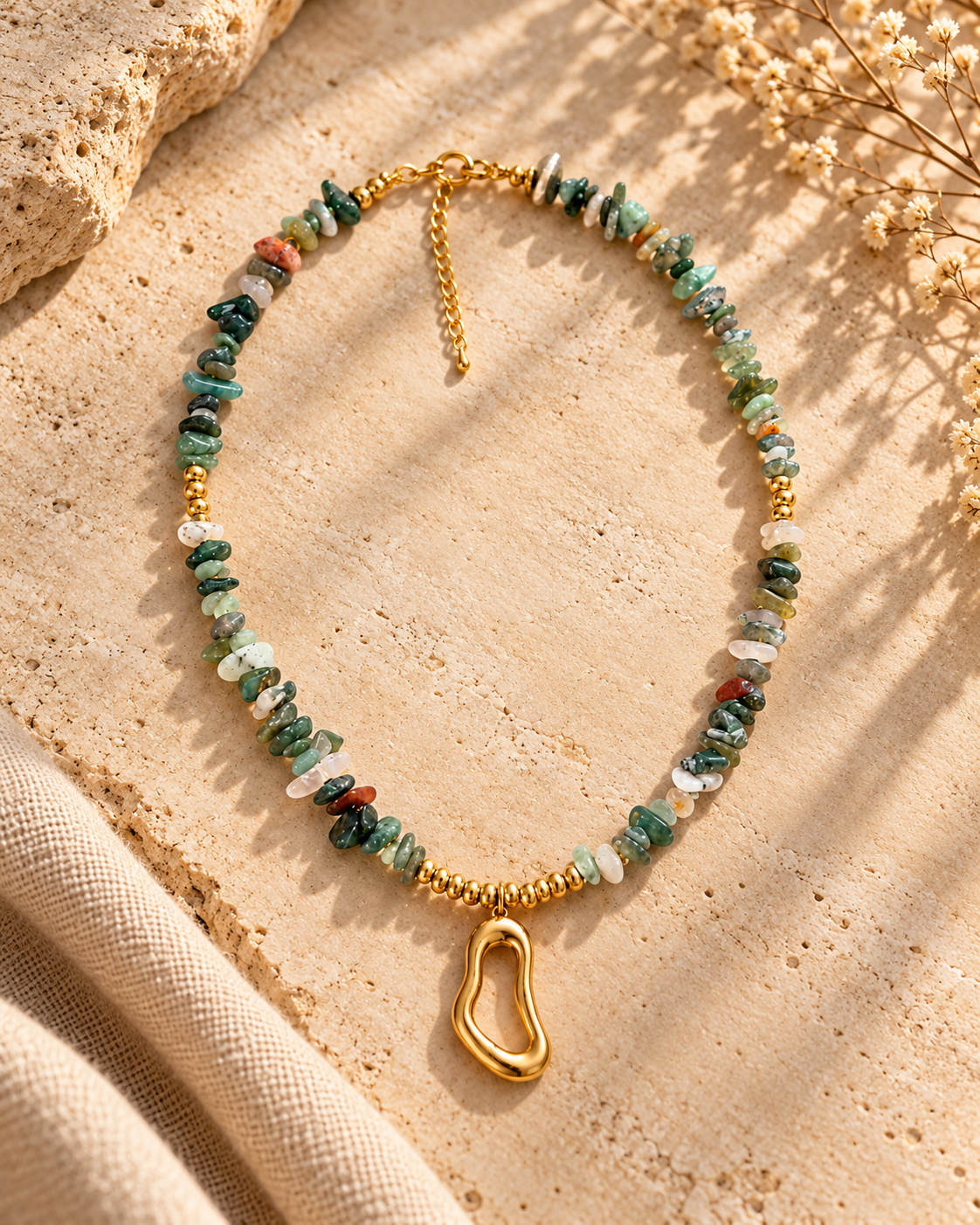Colar SELVA em jaspe natural verde com pendente dourado