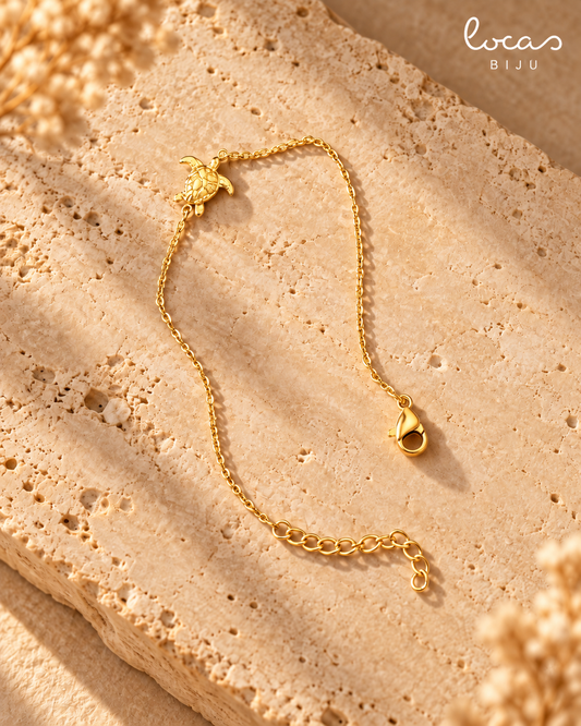 Pulseira SIREA dourada em aço inoxidável com pequeno motivo de tartaruga