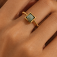 Anel VESTA dourado ajustável colocado no dedo de uma modelo