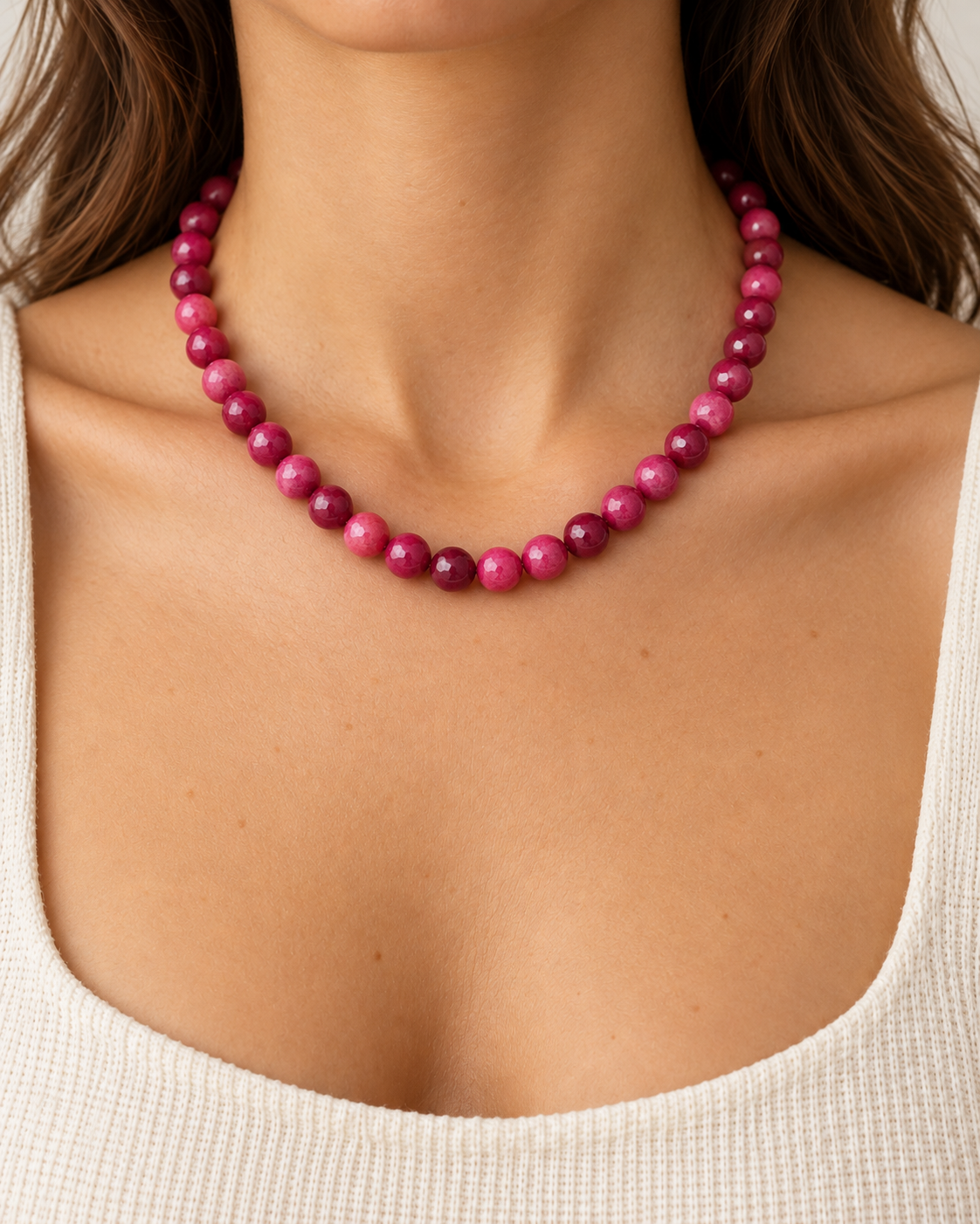 Modelo a usar o colar VIGNA em rosa fúcsia