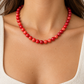 Modelo a usar o colar VIGNA em vermelho