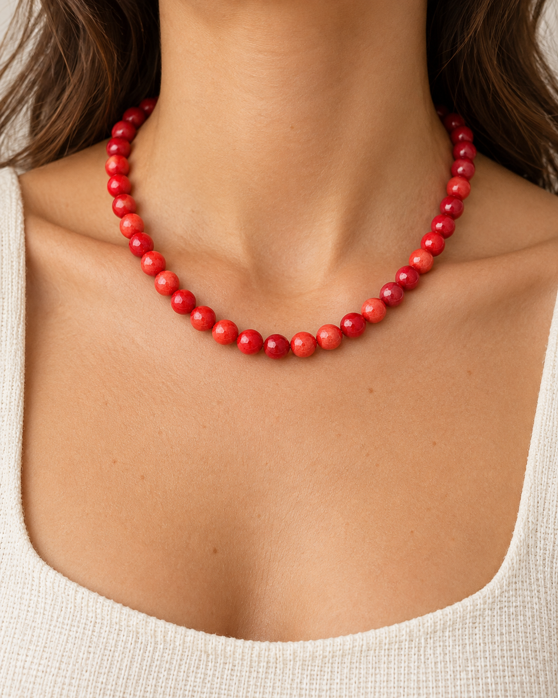 Modelo a usar o colar VIGNA em vermelho